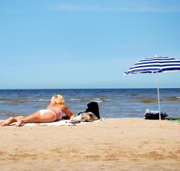 Как следует отдохнуть и покупаться на пляжах Латвии можно лишь в очень короткий период, который длится от силы 1,5 месяца