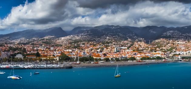 Мадейра - не только летняя курортная резиденция португальцев, но и остров, любимый многими туристами со всех уголков земного шара