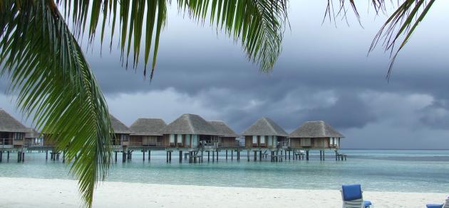 В июле погода на Мальдивах непредсказуема, чаще всего над головой пасмурное, а не ясное небо