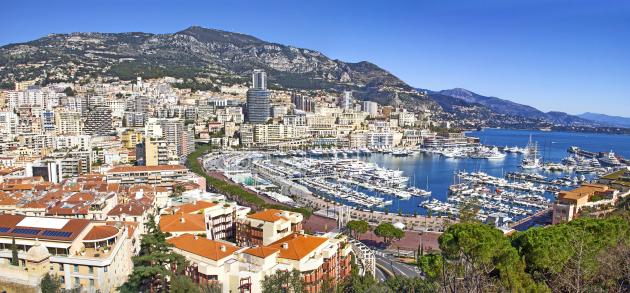Монако - это синоним кричащей роскоши, Vip-отдыха, белоснежных яхт и астрономических счетов за обед в ресторане, тем не менее, в течение года сюда неустанно прибывают неиссякаемые толпы туристов