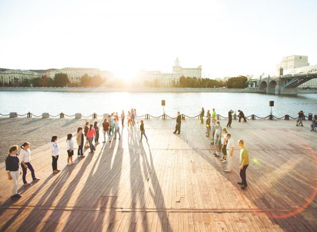 В Парке Горького доступен разнообразный досуг: от прогулок прогулок до обучения танцам