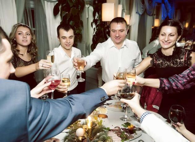 Примерно так проходит новый год в Московских ресторанах. Фото с сайта ресторана Гусятникофф (gusyatnikoff.ru)
