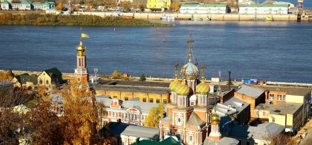 Погода в Нижнем Новгороде в октябре с каждым днем становится более холодной, но изредка все еще и случаются солнечные дни, когда природа начинает играть осенними красками