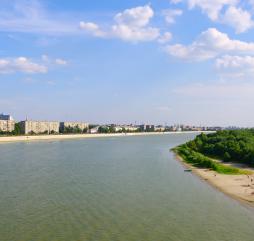 Купальный сезон в Омске открывается в первый день лета, но вода в это время очень бодрящая