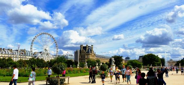 В августе парижане покидают город, оставляя Париж в подарок многочисленным туристам.