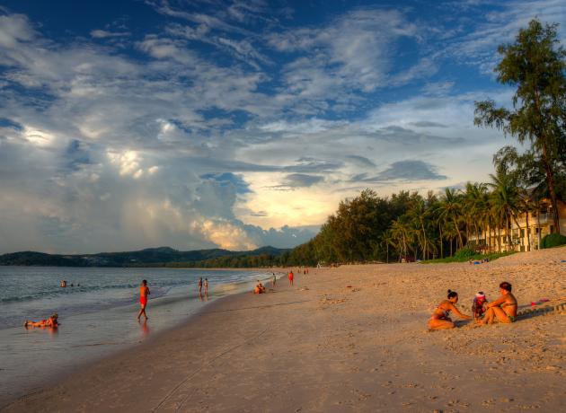 Банг Тао довольно спокойный  широкий пляж (flickr / 118809973@N05)