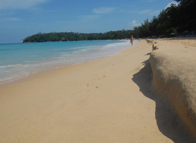 Уютный пляж Ката с потрясающе мягким песком, однако и тут бывает многолюдно  (flickr / edwin11)
