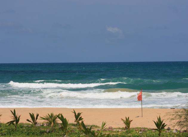 Красный флаг на пляже Карон обозначает, что купаться нельзя. Фото сделано в конце мая  (flickr / lindarg)