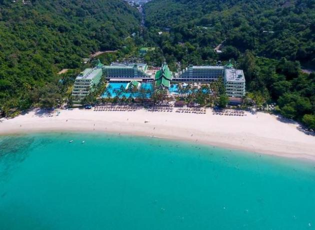 Пляж отеля  Le Meridien Phuket Beach Resort  5*