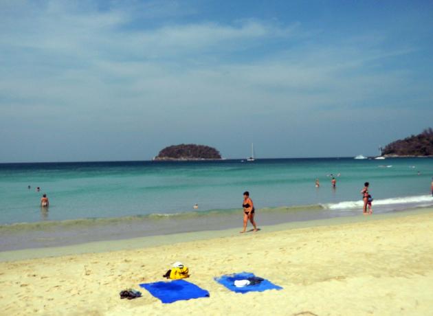 На Кате приятный песочек, относительно читая вода, а в море видно островок (flickr / 57106223@N03)