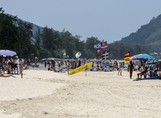 На пляже Патонг обычно довольно многолюдно (flickr / gregoryrohan)