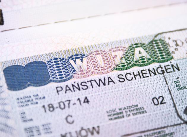 Для поездки в Польшу нужно оформить шенгенскую визу