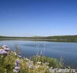 Летом в Пятигорске можно покупаться в озере, правда, не стоит ждать, что вода будет очень тёплой