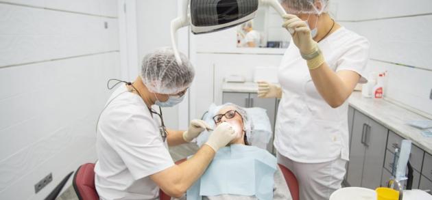 Все чаще россияне отправляются лечить зубы в близлежащие города или соседние страны, что позволяет сэкономить средства и не потерять в качестве
