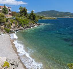 Приехав в Салоники в середине мая, можно разнообразить свой отдых купанием в море на близлежащих пляжах