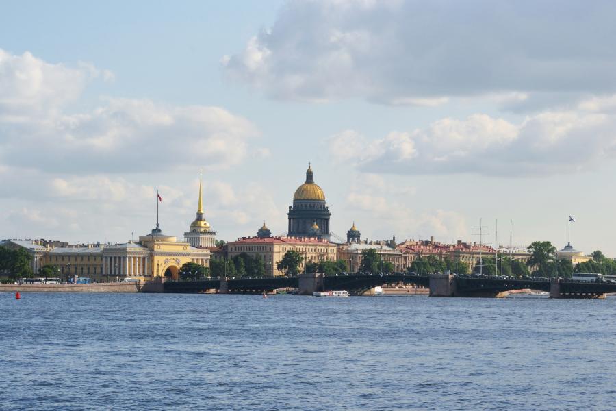 Отдых в питере 2024 цены на отдых. Санкт-Петербург весной. Туристы в Питере фото лето-осень. Питер отдых 2022. Стоит ли ехать отдыхать в Питер в августе.