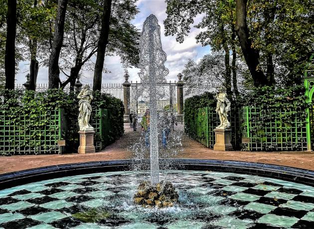 Фонтаны в Летнем Саду в Санкт-Путербурге открываются в конце апреля-начале мая