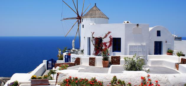 Сахарные домики и голубые купола Санторини знает каждый путешественник