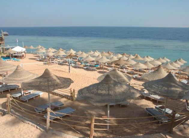 Песчаный пляж отеля  Nubian Village 5* в районе Набк