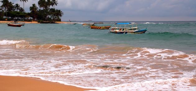 В октябре на Шри-Ланке выпадает много осадков, океан ведёт себя очень буйно, поэтому на идеальный пляжный отдых рассчитывать не приходится