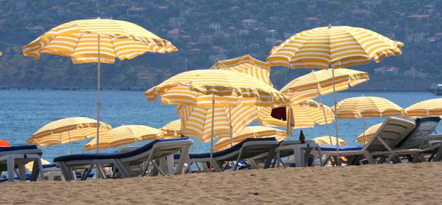 В Сиде днем пляжи могут пустовать, ведь жара стоит нешуточная. В середине лета лучшее время для пляжного отдыха это до 11:00  и после 17:00