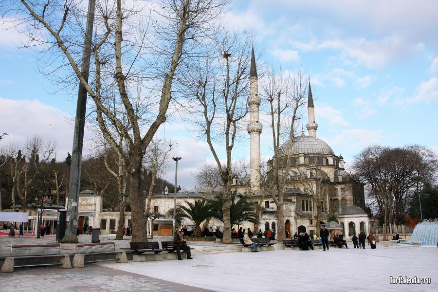 Погода в стамбуле в июле. Стамбул в ноябре. Мечеть в облаках. Стамбул погода. Стамбул погода в ноябре.