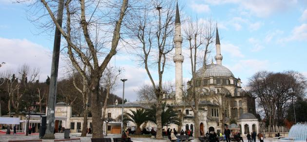 Погода в Стамбуле в ноябре может быть прохладная, влажная и ветреная. В это время мало туристов, поэтому отлично осматривать музеи и интерьеры дворцов и мечетей
