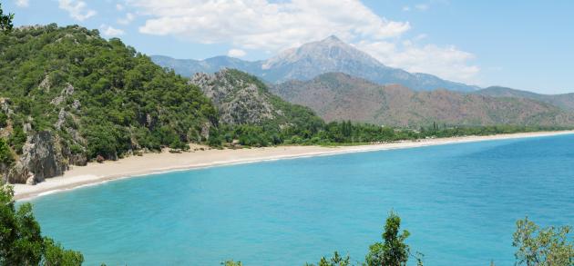 В мае на Средиземноморском побережье Турции открывается пляжный сезон, но вода ещё немного бодрящая