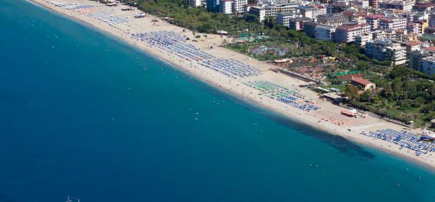 В июне на Эгейском побережье только-только начинают купаться, в то время как  на курортах Средиземного моря в этом месяце - самый разгар пляжного сезона