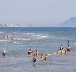 Последние числа весны - время открытия купального сезона в Валенсии