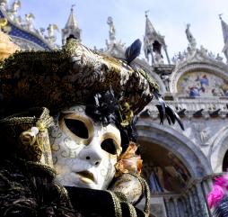 В феврале вся Венеция, а вместе с ней и весь мир, веселится на грандиозном Карнавале