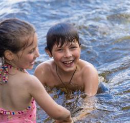Летом разнообразить свой отдых можно купанием на озёрах.