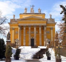 Зимой холодно и снежно, однако сильные заморозки этой стране не свойственны.