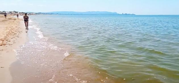 В мае отдыхающих на пляжах Витязево еще не слишком много, но и море пока прохладное