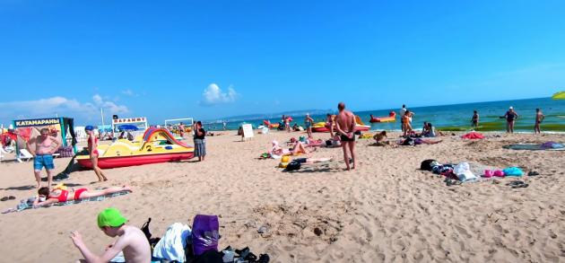 В июне отдыхающих на пляжах в Витязево становится заметно больше, особенно к концу месяца, а море постепенно прогревается
