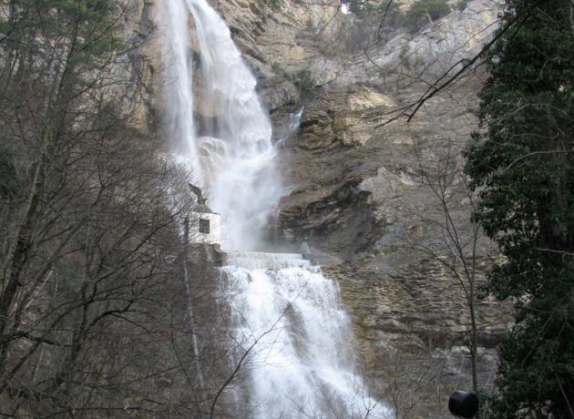 Водопад Учан-Су особенно красив во время разлива (фото: wikipedia.org)