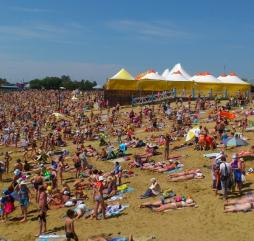 Пляжи в пик сезона с середины июня по середину августа бывают переполнены (фото nesiditsa.ru)