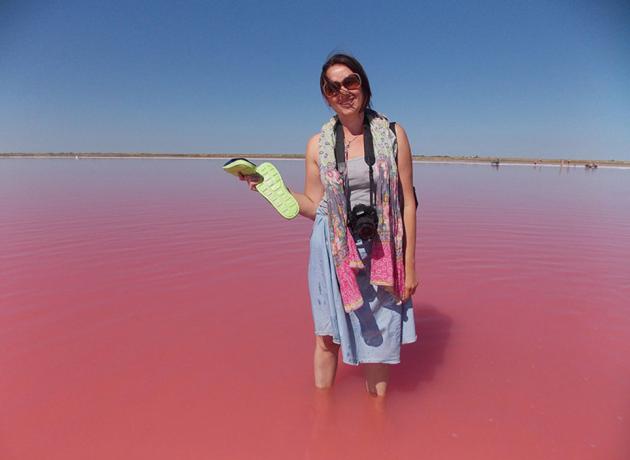 Солёное озеро Бурлинское (озеро Бурсоль) приобретает причудливый розовый цвет (фото paranormal-news.ru)