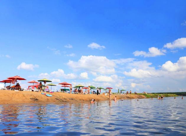 В июне и с конца августа  отдыхающих на Яровом озере меньше (Фото moyaokruga.ru)