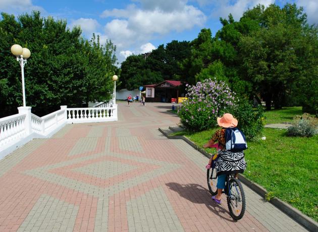 В Геленджике приятно кататься не велах, есть специальные велосипедные дорожки (не на фото), много предложений с прокатом
