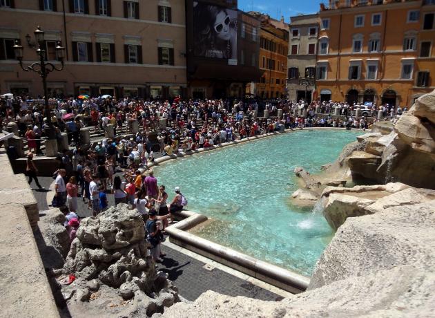 В июне в Риме довольно много туристов, особенно у достопримечательностей. Фонтан Треви.. сюда лучше приходить рано утром!