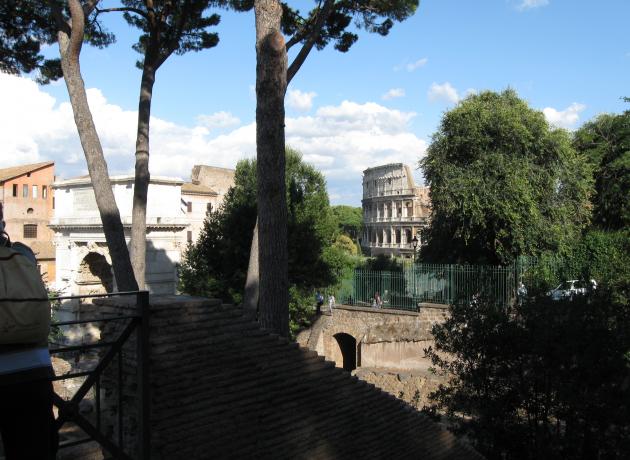 Погода в сентябре в Риме преимущественно теплая, иногда даже жаркая. Случаются и дожди