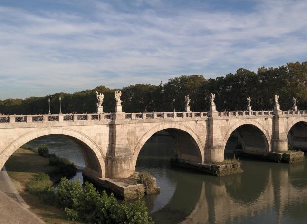 Набережная реки Тибр в Риме