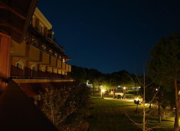 Типичный вид  отеля в вечернем Белеке