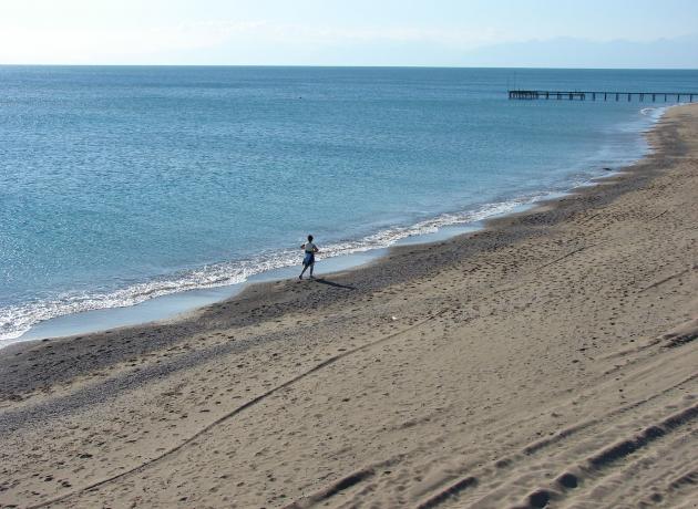 Прогулки вдоль моря в февральском Белеке