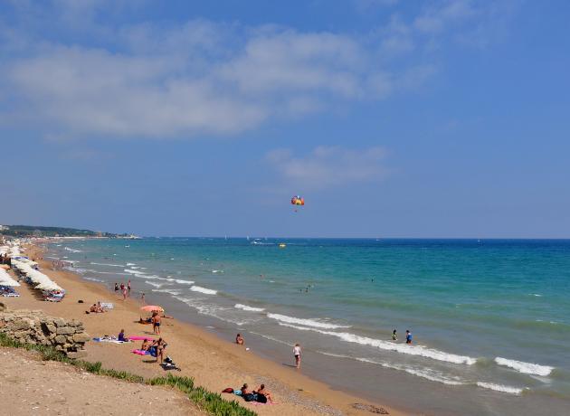 Сиде в июле встречает отдыхающих жарой и теплым Средиземным морем