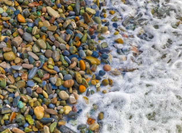 Красивые камни у моря