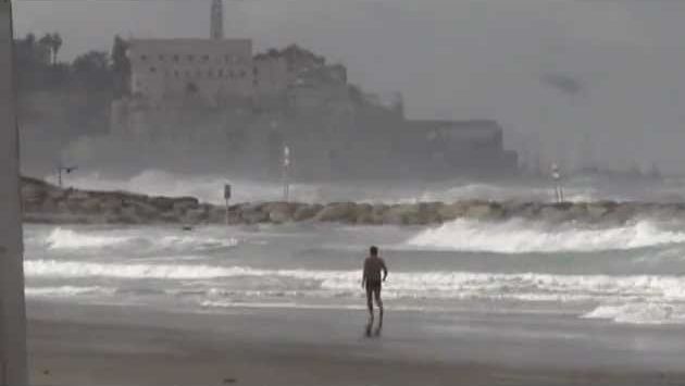 Декабрь: Tel Aviv beach during a storm. December 21 2012 End of the World?