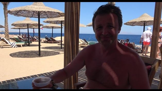 Египет в сентябре. Военный корабль, пляж и море отеля Ренессанс в Шарм-Эль-Шейхе.