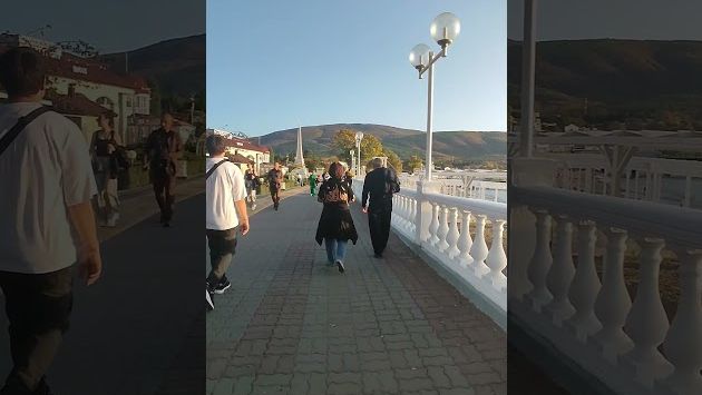 Кабардинка 22 Октября 2023 года, все ещё тепло, люди купаются в море.